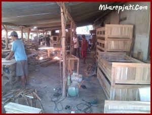 proses produksi mebel oleh tangan pengrajin berpengalaman tahunan